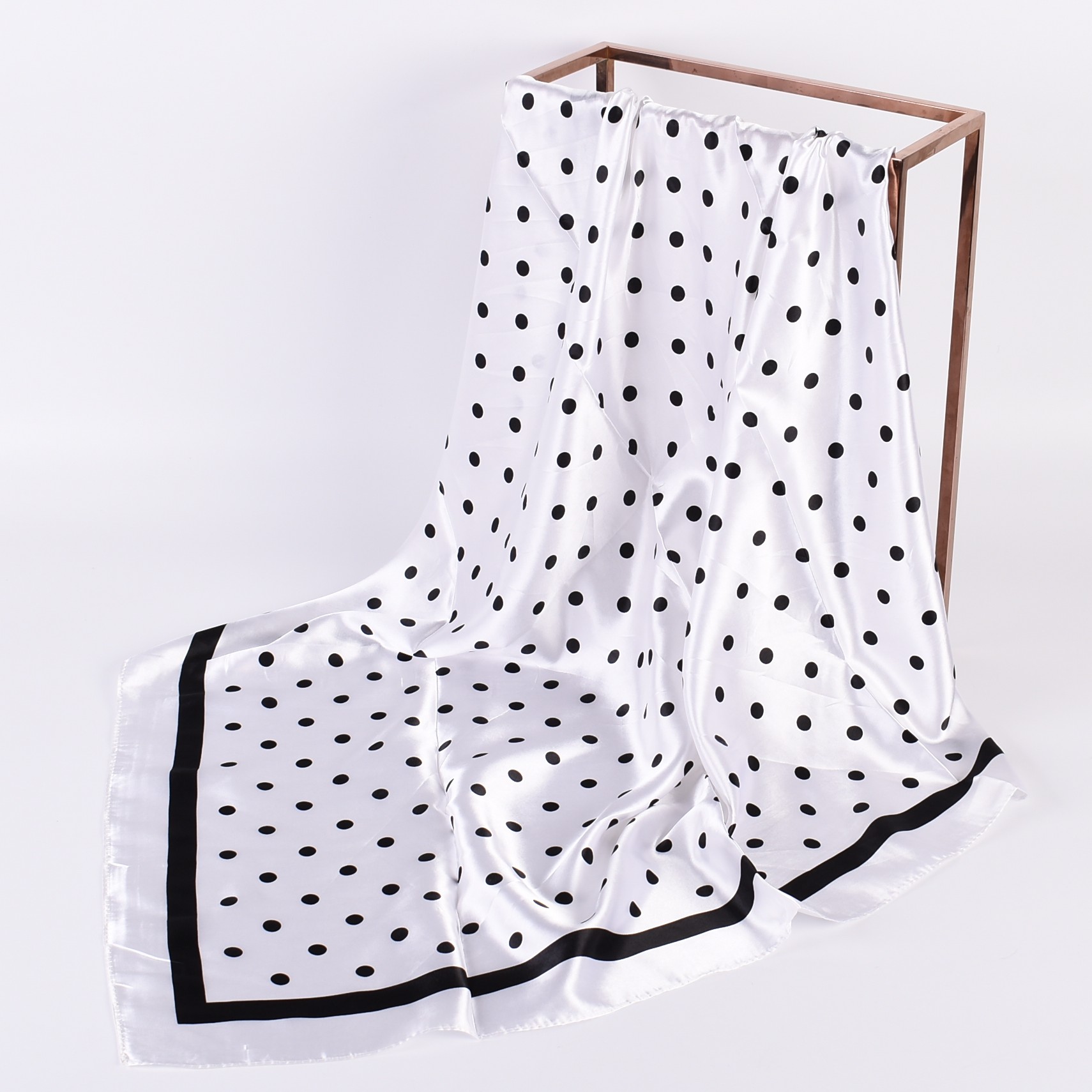 Grand foulard carré à pois ond - Scarf Silk Square avis et prix